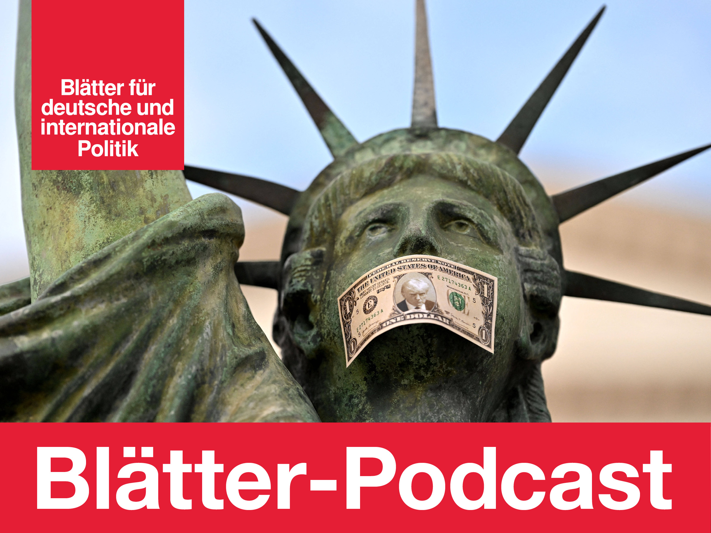 Eine Nachbildung der Freiheitsstatue ist mit einem Dollarschein mit dem Konterfei Trumps geknebelt (IMAGO / Bestimage) 