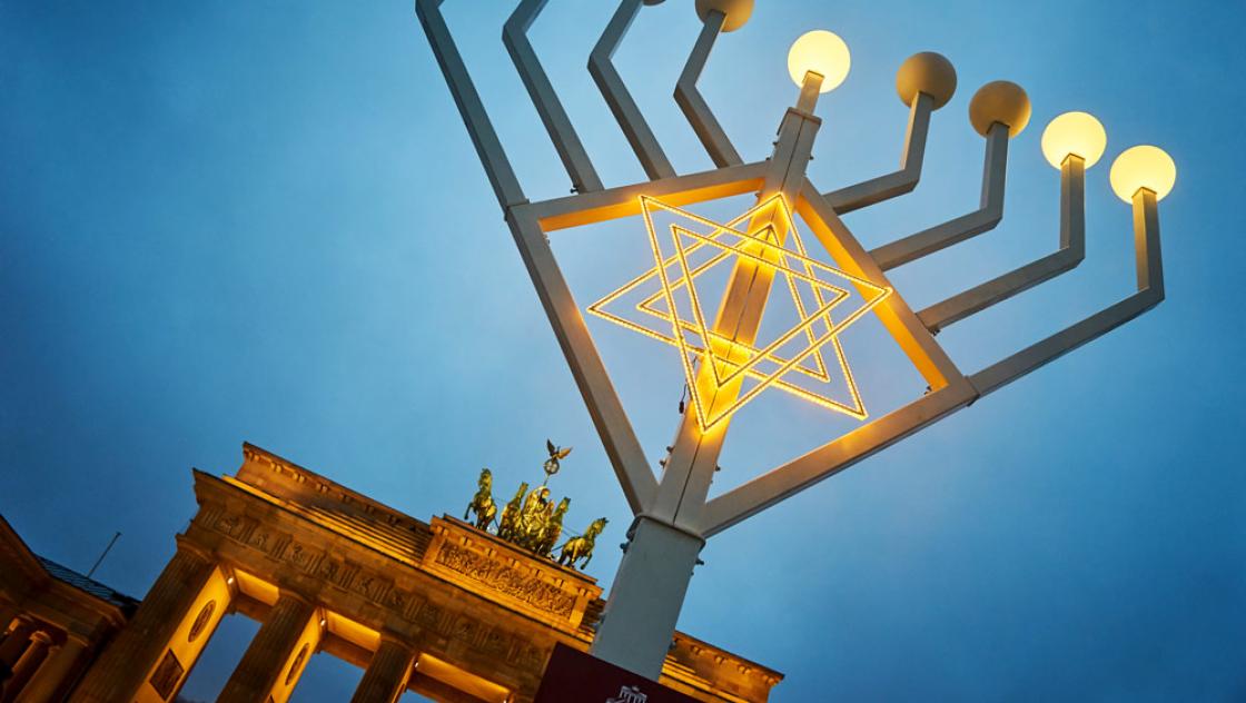 Channuka-Leuchter vor dem Brandenburger Tor