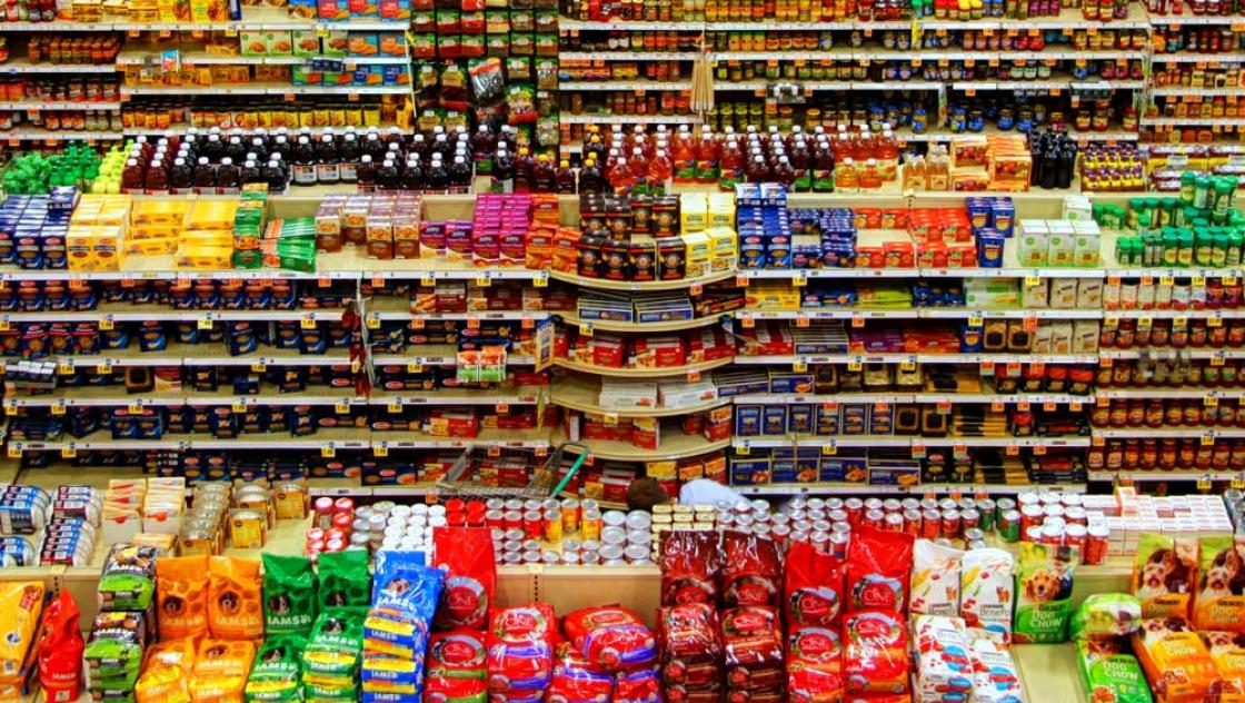 Peter Bond / Unsplash Volle Regale in einem Supermarkt