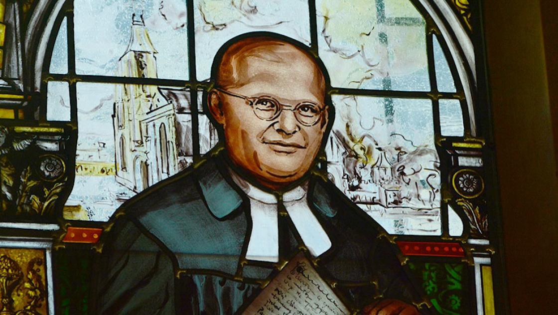 Kirchenfenster mit einer Darstellung von Dietrich Bonhoeffer