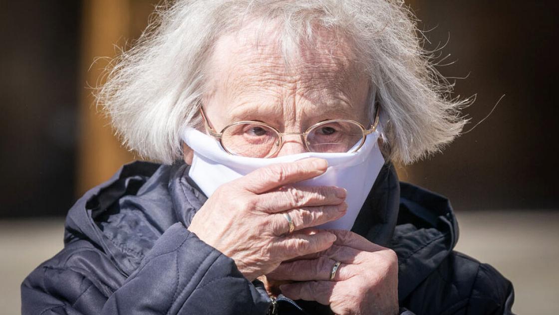imago images / Max Stein Eine ältere Dame mit Mundmaske