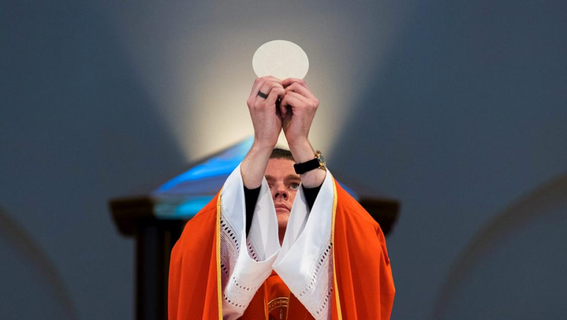 Priester in einer Kirche