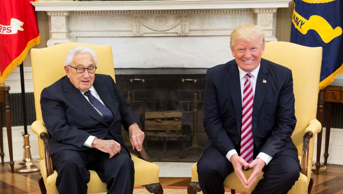 US-Präsident Donald Trump trifft im Mai 2017 im Oval Office des Weißen Hauses in Washington, D.C. den ehemaligen Nationalen Sicherheitsberater und Außenminister Henry Kissinger. 