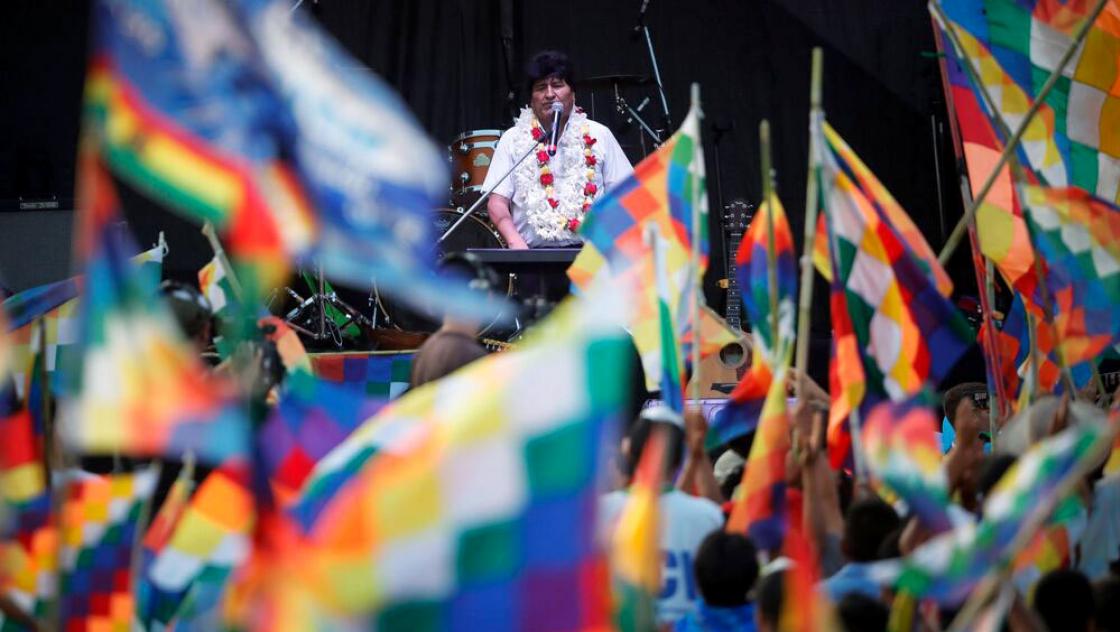 imago images / Agencia EFE Der ehemalige Präsident Boliviens, Evo Morales, spricht zu Tausenden von Menschen bei den Feierlichkeiten zum plurinationalen Tag Boliviens am Mittwoch im Stadion des spanischen Sportvereins in der Stadt Buenos Aires, Argentinien, 22. Januar 2020.