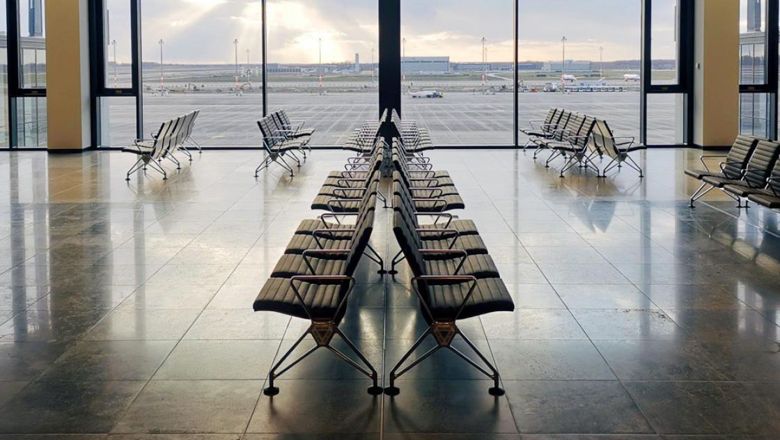 Leere Wartehalle im Flughafen BER 