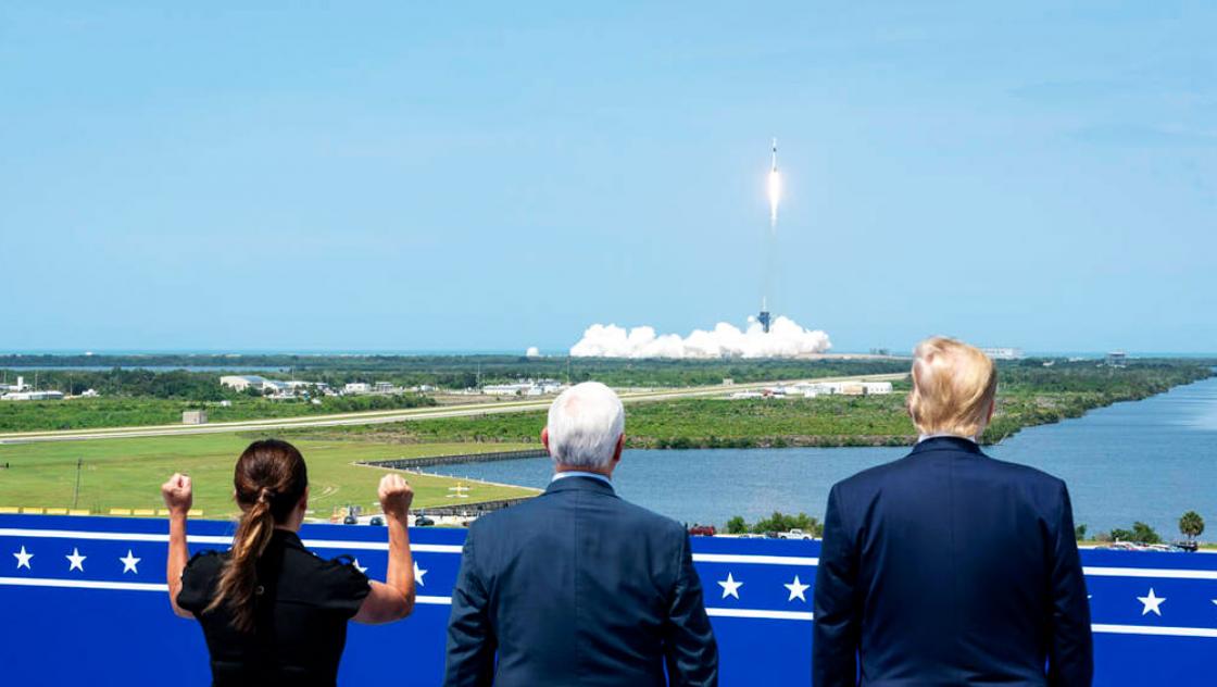 imago images / ZUMA Wire US-Präsident Donald Trump, rechts, Vizepräsident Mike Pence und Karen Pence beobachten den Start der Rakete SpaceX Falcon 9 mit dem Raumschiff Crew Dragon der NASA-Mission SpaceX Demo-2, die am 30. Mai 2020 am Kennedy Space Center in Cape Canaveral, Florida, abhebt.