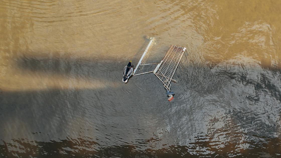 hoffi99 / photocase.de Ein Einkaufswagen liegt im Wasser
