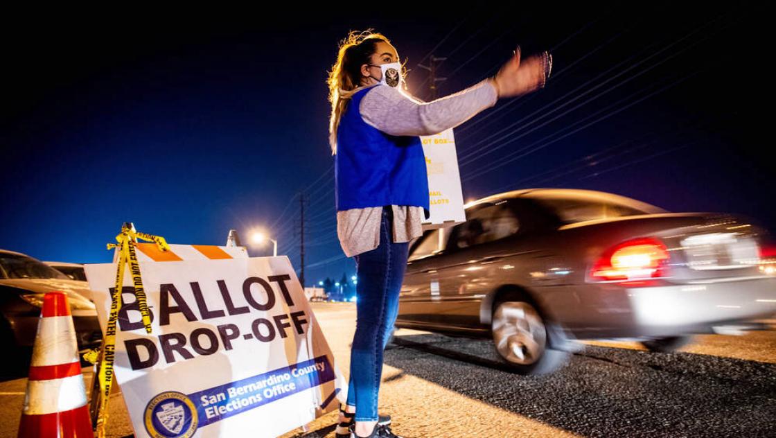 imago images / ZUMA Press 3. November 2020, San Bernardino, Kalifornien, USA: Der San Bernardino County-Arbeiter SANDRA CAMPOS leitet den Verkehr, während die Wähler am Dienstag, dem Wahltag, ihre Postwahlzettel in einem Drive-Thru-Postwahlbereich im Büro des Wählerregisters des Bezirks San Bernardino abgeben