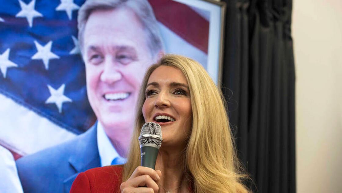 US-Senatorin Kelly Loeffler macht Wahlkampf mit ihrem Kollegen Senator Perdue aus Georgia auf einem Plakat hinter ihr - 11. November 2020, Marietta, Georgia, USA (imago images / ZUMA Wire) US-Senatorin Kelly Loeffler macht Wahlkampf mit ihrem Kollegen Senator Perdue aus Georgia auf einem Plakat hinter ihr - 11. November 2020, Marietta, Georgia, USA (imago images / ZUMA Wire)