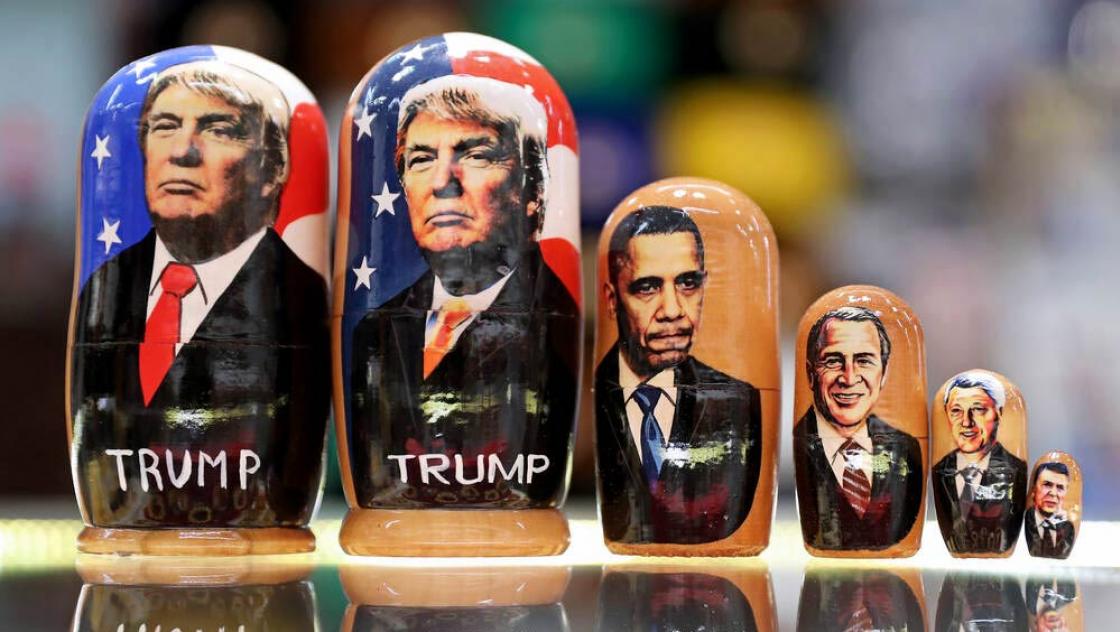Matrjoschka-Puppen mit Abbildungen der US-Präsidenten Donald Trump, Barack Obama, George W. Bush, Bill Clinton und George H. W. Bush stehen in einem Souvenirladen zum Verkauf – Moskau, 29. Oktober 2020 (imago images / ITAR-TASS) Matrjoschka-Puppen mit Abbildungen der US-Präsidenten Donald Trump, Barack Obama, George W. Bush, Bill Clinton und George H. W. Bush stehen in einem Souvenirladen zum Verkauf – Moskau, 29. Oktober 2020 (imago images / ITAR-TASS)