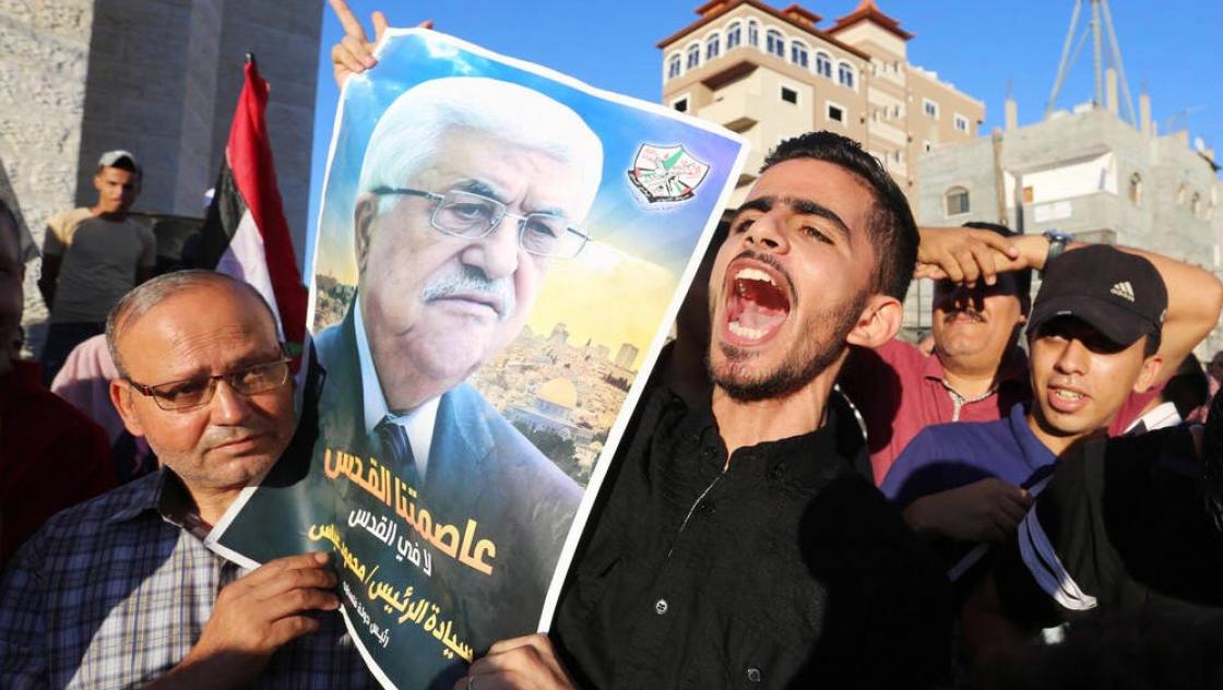 Palästinenser tragen Bilder des palästinensischen Präsidenten Mahmoud Abbas während eines Protestes gegen den Deal der Vereinigten Arabischen Emirate mit Israel zur Normalisierung der Beziehungen, in Rafah im südlichen Gazastreifen, 20. August 2020 (imago images / ZUMA Wire) Palästinenser tragen Bilder des palästinensischen Präsidenten Mahmoud Abbas während eines Protestes gegen den Deal der Vereinigten Arabischen Emirate mit Israel zur Normalisierung der Beziehungen, in Rafah im südlichen Gazastreifen, 20. August 2020 (imago images / ZUMA Wire)