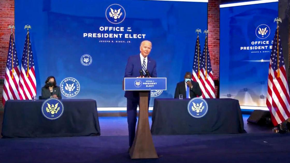 Der designierte US-Präsident Joe Biden hält eine Rede, in der er den pensionierten Vier-Sterne-General der US-Armee, Lloyd J. Austin III, als seinen Kandidaten für das Amt des 28. US-Verteidigungsministers vorstellt, und zwar am 9. Dezember 2020 im Queen Theatre in Wilmington, Delaware (imago images / ZUMA Wire)