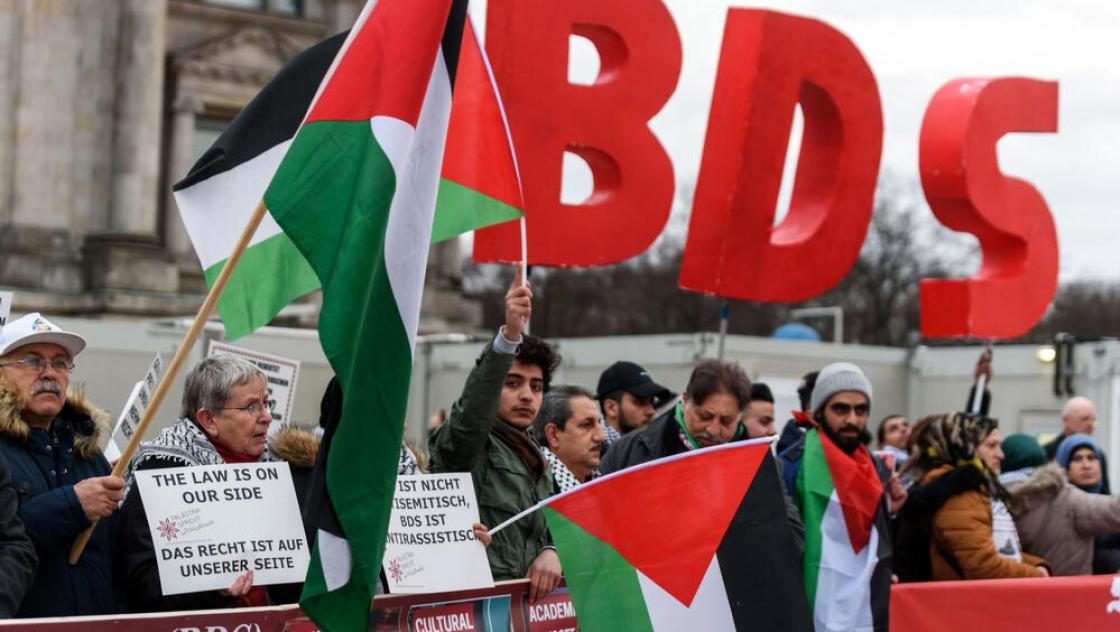 Anhänger der BDS-Kampagne (Boycott, Divestment and Sanctions) aus ganz Europa protestieren mit einer Kundgebung vor dem Berliner Reichstagsgebäude erneut gegen den Beschluss des Bundestags von 17. Mai 2019