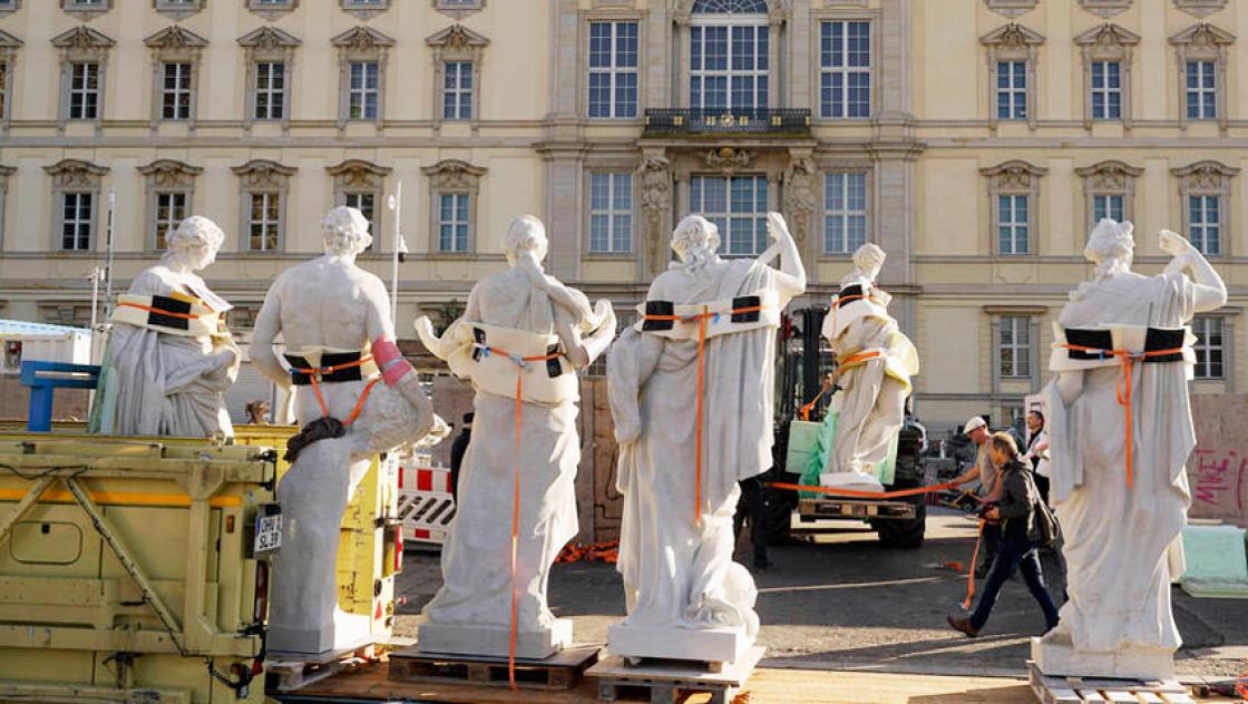 IMAGO / Future Image Statuen für den Schlüterhof im Berliner Schloss werden am Lustgarten vom Tieflader Lkw angeliefert. Berlin, 07.11.2020