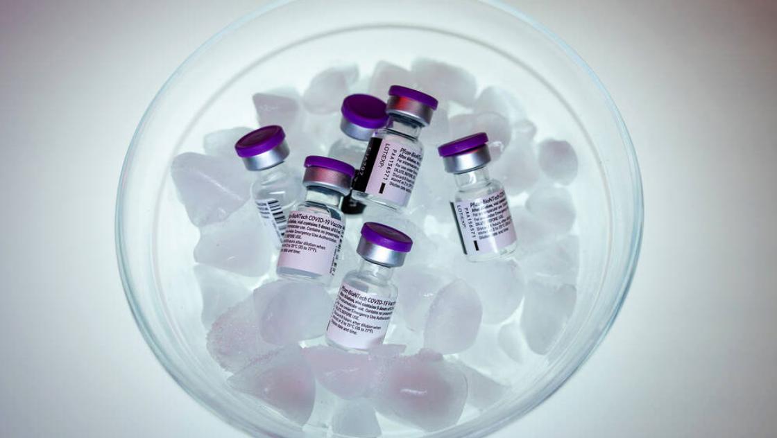 Comirnaty (BioNTech/Pfizer) Impfstoff auf Eis.