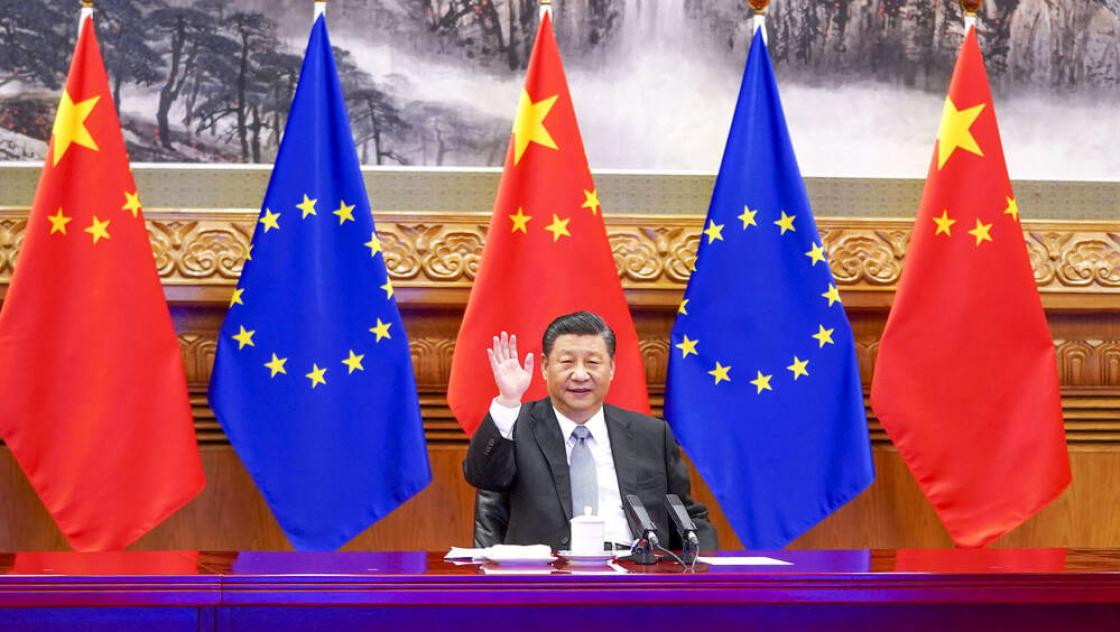 Der chinesische Präsident Xi Jinping trifft sich mit der deutschen Bundeskanzlerin Angela Merkel, dem französischen Präsidenten Emmanuel Macron, dem Präsidenten des Europäischen Rates Charles Michel und der Präsidentin der Europäischen Kommission Ursula von der Leyen via Videoverbindung in Peking, der Hauptstadt Chinas, am 30.12.2020.
