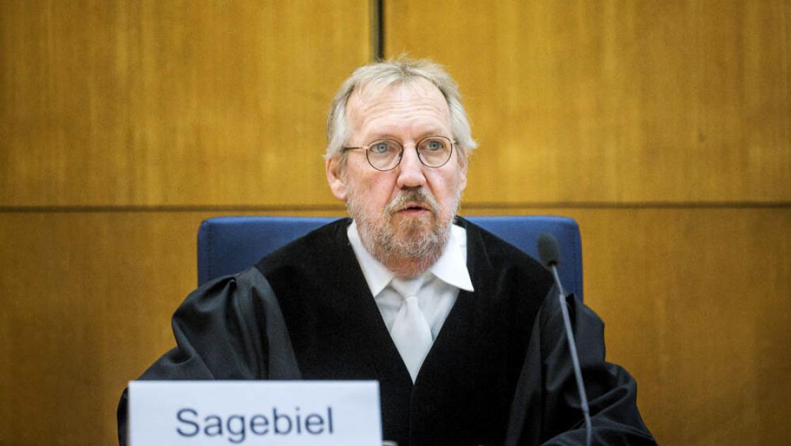 Der Vorsitzende Richter Thomas Sagebiel vor dem Oberlandesgericht in Frankfurt am Main, am Tag der Urteilsverkündung im Prozess gegen zwei Männer, die die Bundesanwaltschaft im Zusammenhang mit dem Tod des Politikers Walter Lübcke angeklagt hat. (IMAGO / Jan Huebner)