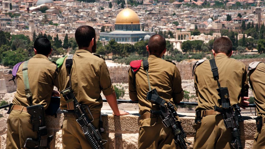 Israelische Soldaten mit Blick auf den Felsendom in Jerusalem/Israel, (rrodrickbeiler / iStockphoto) Israelische Soldaten mit Blick auf den Felsendom in Jerusalem/Israel, (rrodrickbeiler / iStockphoto)