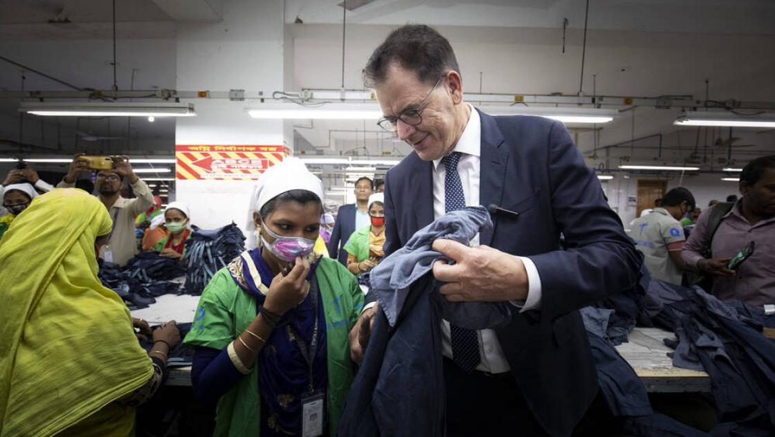 Bundesentwicklungsminister Gerd Mueller bei einem Besuch der Textilfabrik Tivoli Apparels Ltd. in Bangladesch, 25.2.2020 (IMAGO / photothek) Bundesentwicklungsminister Gerd Mueller bei einem Besuch der Textilfabrik Tivoli Apparels Ltd. in Bangladesch, 25.2.2020 (IMAGO / photothek)