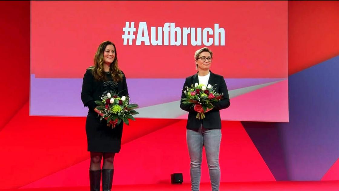 Janine Wissler und Susanne Hennig-Wellsow auf dem siebten Parteitag der Linkspartei, 27.02.2021 (IMAGO / sepp spiegl)