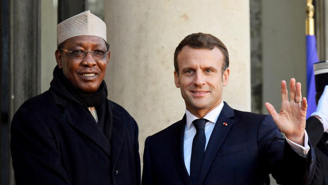 Der französische Präsident Emmanuel Macron und der Präsident der Republik Tschad, Idriss Deby, 12.11.2019 (IMAGO / Le Pictorium) 
