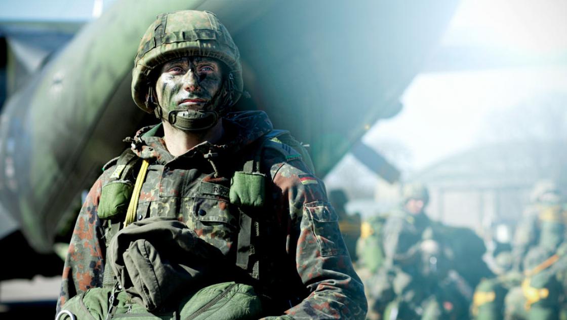 Wir. Dienen. Deutschland.: »Fallschirmjäger«|https://flickr.com/photos/wirdienendeutschland/6882870646__BREAK__(Attribution-NoDerivs License)|https://creativecommons.org/licenses/by-nd/2.0/