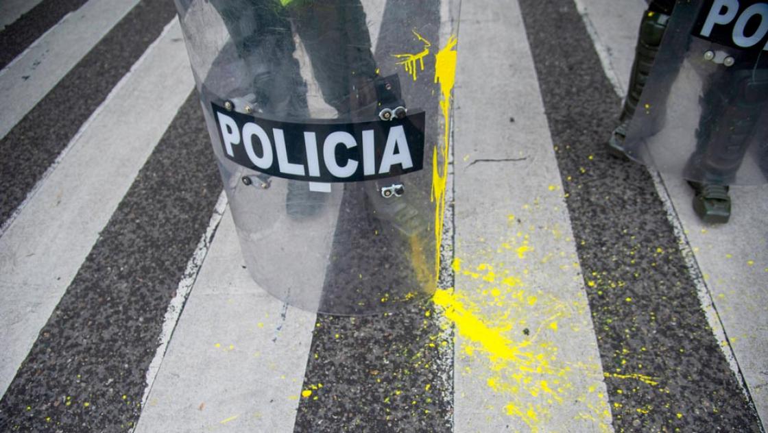 Ein Polizist wird während einer Demonstration in der kolumbianischen Hauptstadt Bogota mit Farbe bespritzt, 24. Februar 2021 (IMAGO / VWPics)