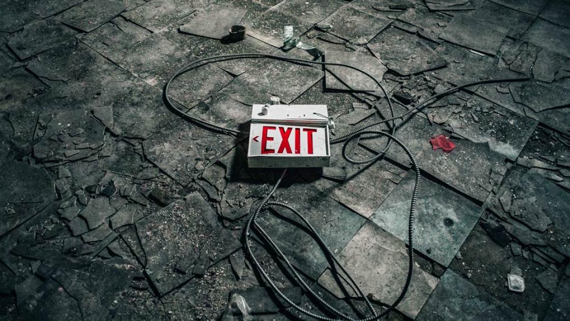 Exit-Schild (Kev Seto/Unsplash)|https://unsplash.com/@kevseto