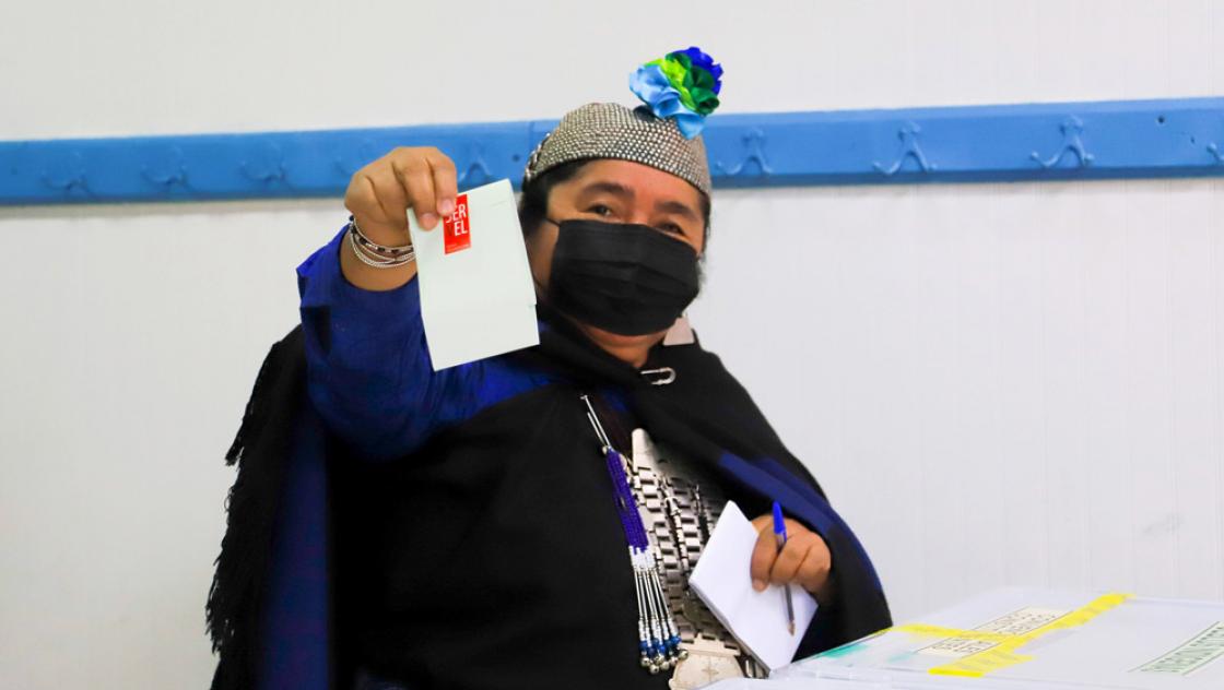 Die Kandidatin Ana Llao gibt in Temuco (Chile) ihre Stimme bei der Wahl eines neuen Verfassungskonvents ab, 16. Mai 2021 (IMAGO / Aton Chile)
