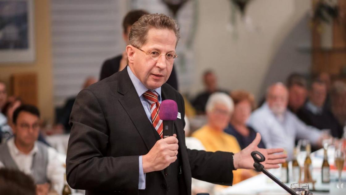 Der ehemalige Verfassungsschutzchef Hans-Georg Maaßen hält eine Wahlkampfrede in Suhl (Thüringen), 11.10.2019 (IMAGO / ari) Der ehemalige Verfassungsschutzchef Hans-Georg Maaßen hält eine Wahlkampfrede in Suhl (Thüringen), 11.10.2019 (IMAGO / ari)