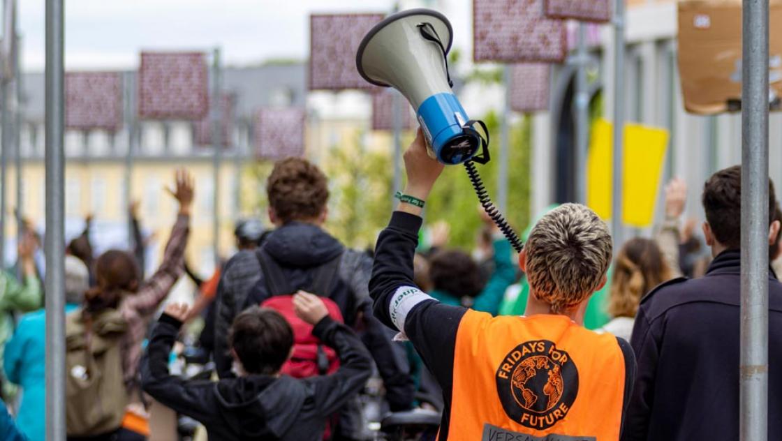Fridays-For-Future-Aktivist*innenen demonstrieren in Karlsruhe für ein ausreichendes Klimaschutzgesetz und bringen eine symbolische Klimaklage 2.0 zum Bundesverfassungsgericht, 12. Mai 2021 (IMAGO / Nicolaj Zownir) Fridays-For-Future-Aktivist*innenen demonstrieren in Karlsruhe für ein ausreichendes Klimaschutzgesetz und bringen eine symbolische Klimaklage 2.0 zum Bundesverfassungsgericht, 12. Mai 2021 (IMAGO / Nicolaj Zownir)