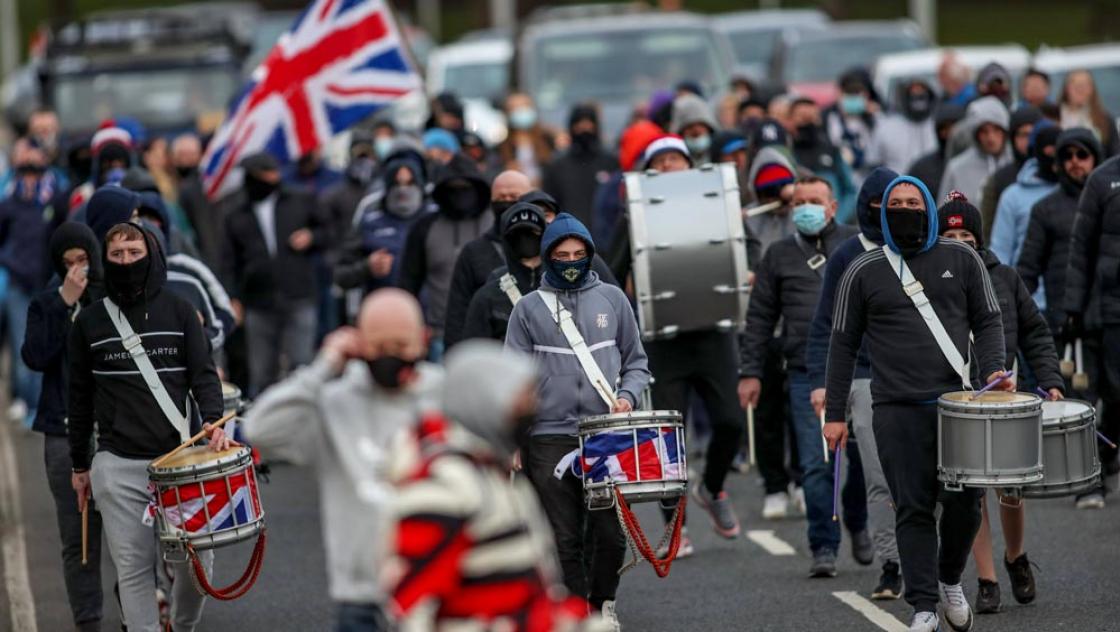 Nordirische Loyalisten demonstrieren mit Trommeln und Flöten gegen das nordirische Grenzprotokoll in Antrim, 23. April 2021 (IMAGO / VXPictures.com) Nordirische Loyalisten demonstrieren mit Trommeln und Flöten gegen das nordirische Grenzprotokoll in Antrim, 23. April 2021 (IMAGO / VXPictures.com)