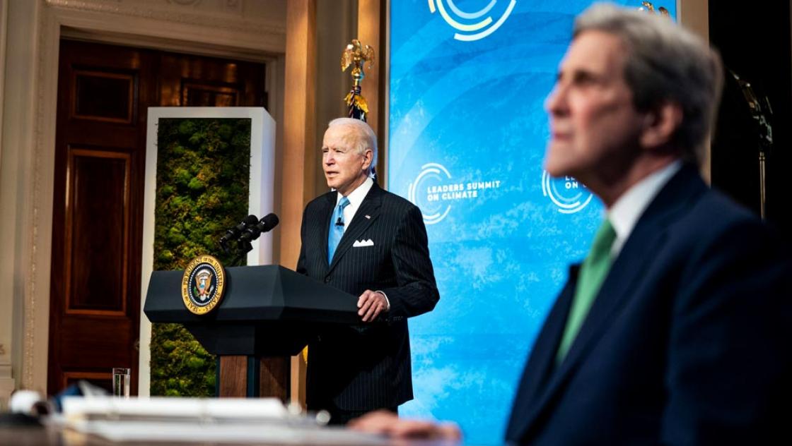 US-Präsident Joe Biden hält eine Rede mit dem Klimabeauftragten des Weißen Hauses, John Kerry, während des virtuellen »Leaders Summit on Climate« im Weißen Haus in Washington DC, 23. April 2021.