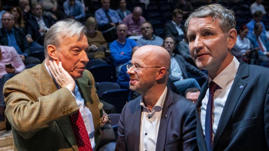 Armin Paul Hampel, Andreas Kalbitz und Björn Höcke auf dem 10. Bundesparteitag der AfD, 30.12.2019 (IMAGO / Christian Thiel)