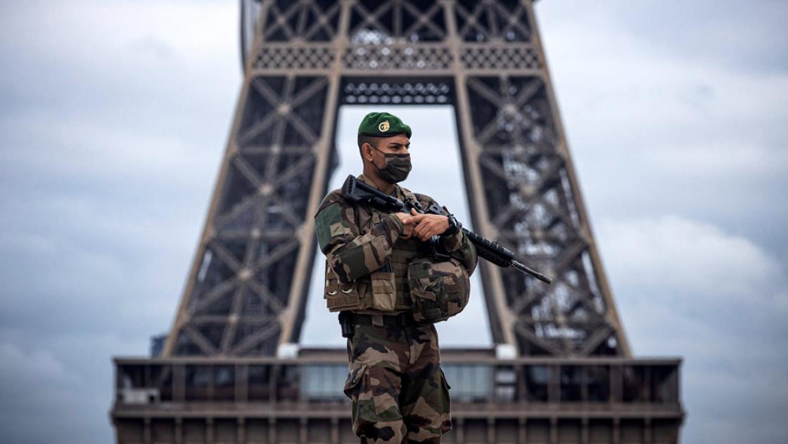 Ein französischer Soldat patrouilliert den verlassenen Trocadero-Platz in der Nähe des Eiffelturms in Paris, 30.10.2020 (IMAGO / IP3press) Ein französischer Soldat patrouilliert den verlassenen Trocadero-Platz in der Nähe des Eiffelturms in Paris, 30.10.2020 (IMAGO / IP3press)
