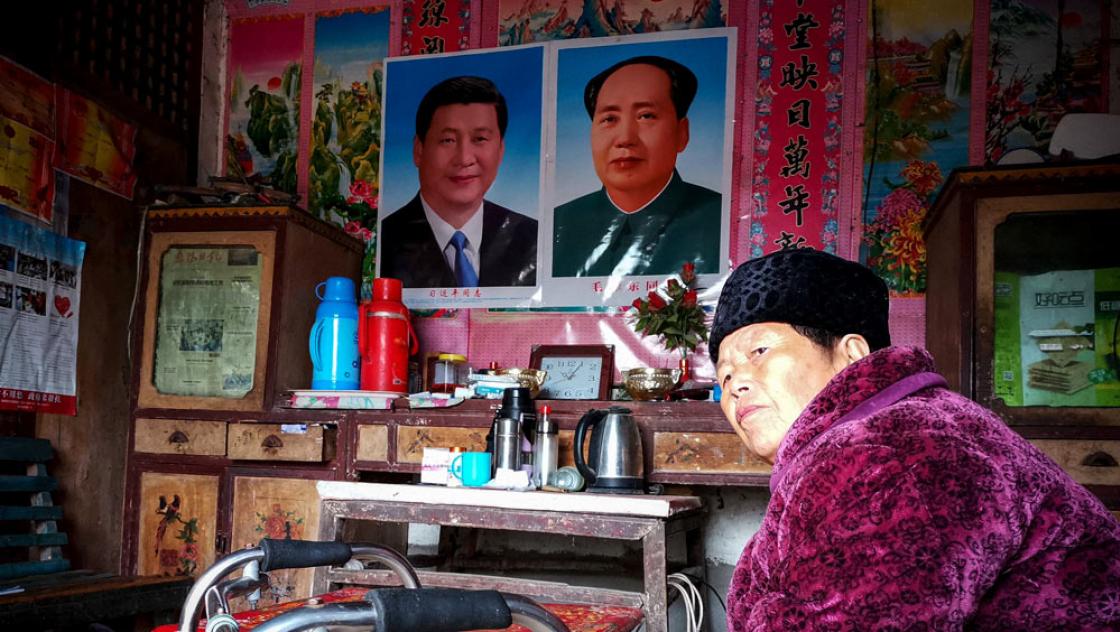 Porträts von Xi Jinping und Mao Zedong im Haus einer älteren Frau in Anhui (IMAGO / ZUMA Wire)