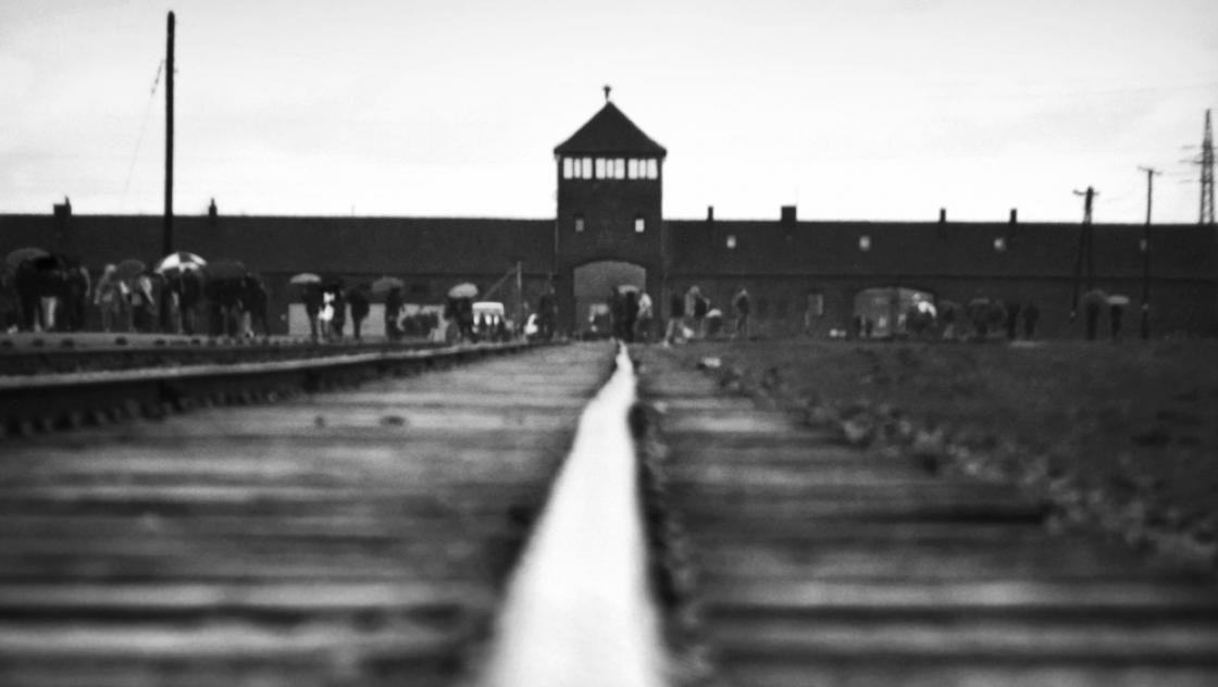 Fabian Börner, zugeschnitten von Agp: „Auschwitz-Birkenau-Börner b“|https://commons.wikimedia.org/wiki/File:Auschwitz-Birkenau-Börner_b.jpg__BREAK__(CC BY-SA 3.0 DE)|https://creativecommons.org/licenses/by-sa/3.0/de/legalcode