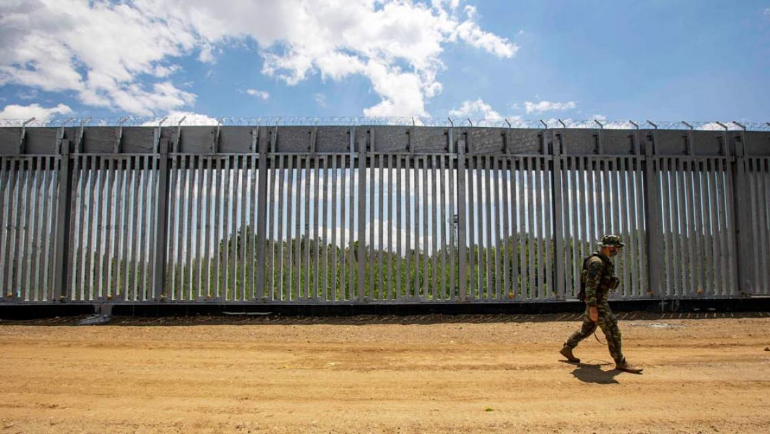 Ein griechischer Soldat patrouilliert entlang des jüngst verstärkten Grenzzauns entlang der griechisch-türkischen Grenze, 18.6.2021 (IMAGO / NurPhoto) Ein griechischer Soldat patrouilliert entlang des jüngst verstärkten Grenzzauns entlang der griechisch-türkischen Grenze, 18.6.2021 (IMAGO / NurPhoto)
