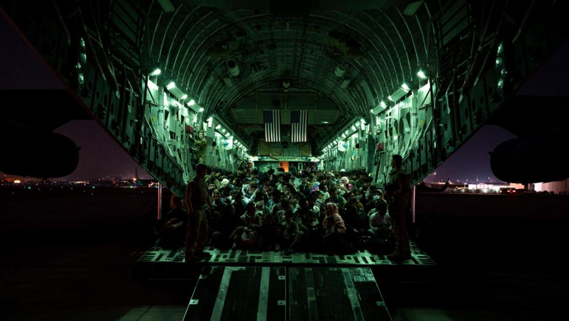 Evakuierte an Bord einer C-17 Globemaster III auf dem Hamid Karzai International Airport in Afghanistan, 21.8.2021 (IMAGO / ZUMA Wire)