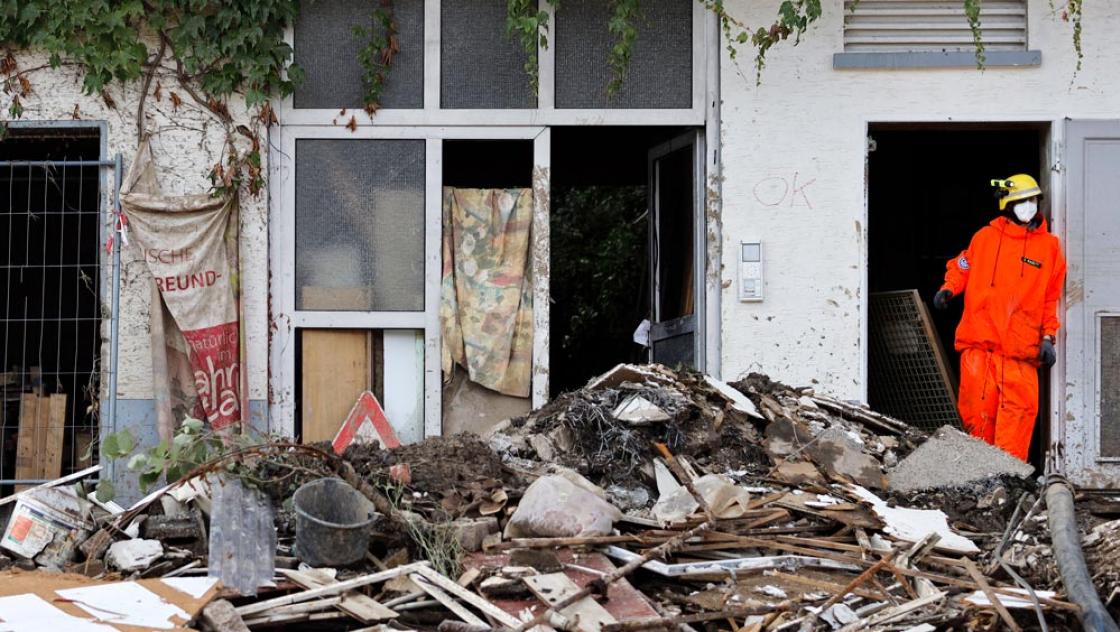 Aufräumarbeiten im Ahrtal nach heftigen Regenfällen und Dauerregen mit Überschwemmungen und Überflutungen, 5.8.2021 (IMAGO / Future Image) Aufräumarbeiten im Ahrtal nach heftigen Regenfällen und Dauerregen mit Überschwemmungen und Überflutungen, 5.8.2021 (IMAGO / Future Image)