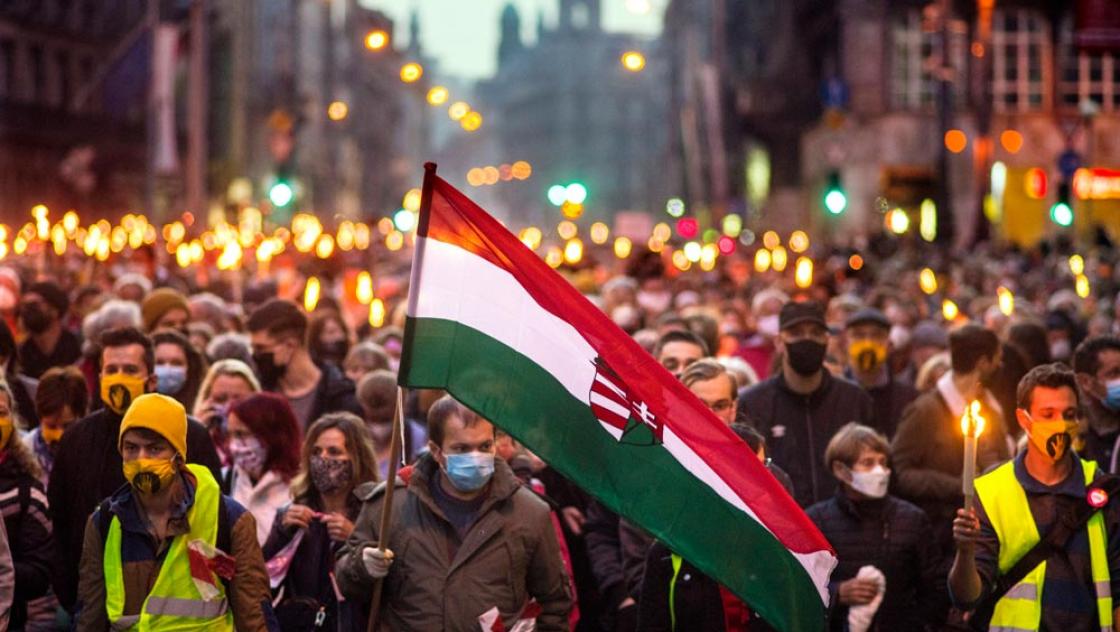 Gedenkmarsch anlässlich des Nationalfeiertags des 1956er Volksaufstandes in Budapest/Ungarn, 23.10.2020 (IMAGO / EST&OST)