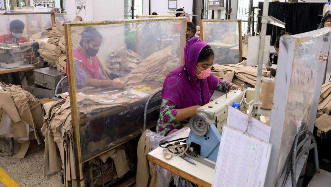 Eine Frau stellt in einer Textilfabrik in der Industriezone von Gazipur am Stadtrand von Dhaka Kleidung her, 12.8.2021 (IMAGO / Pacific Press Agency)