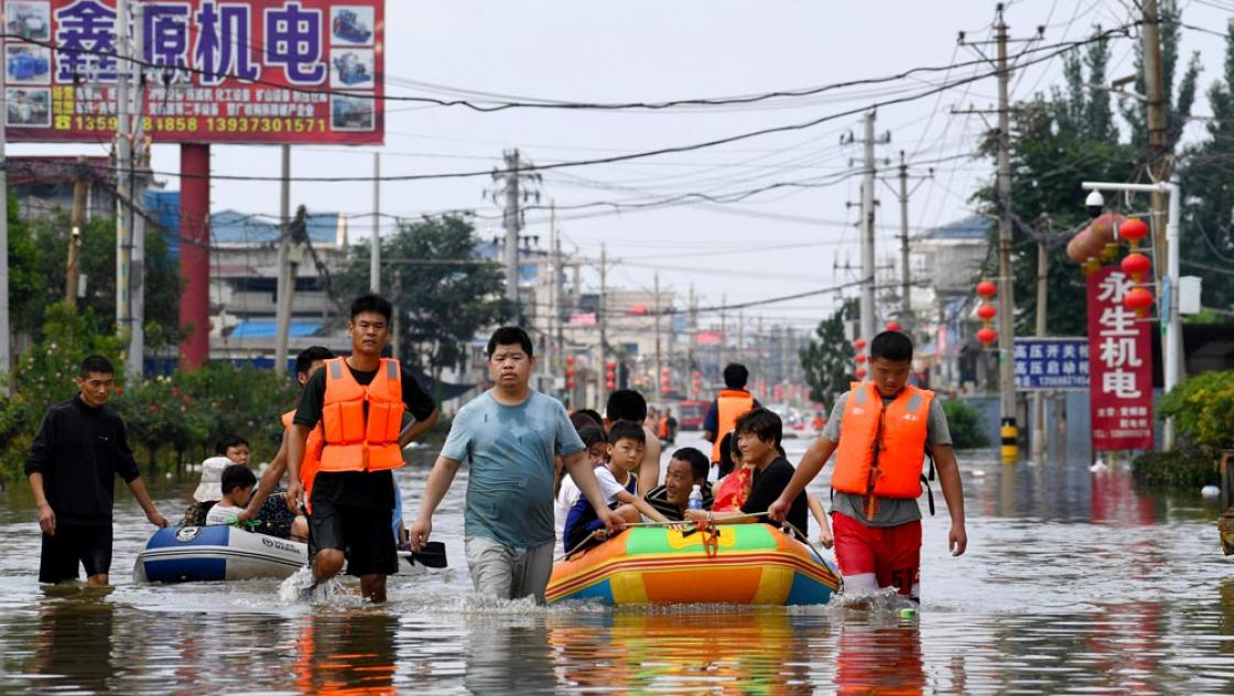 Freiwillige helfen bei der Evakuierung von gestrandeten Einwohnern in der vom Hochwasser betroffenen Stadt Xinxiang in der zentralchinesischen Provinz Henan, 24. Juli 2021 (IMAGO / Xinhua)