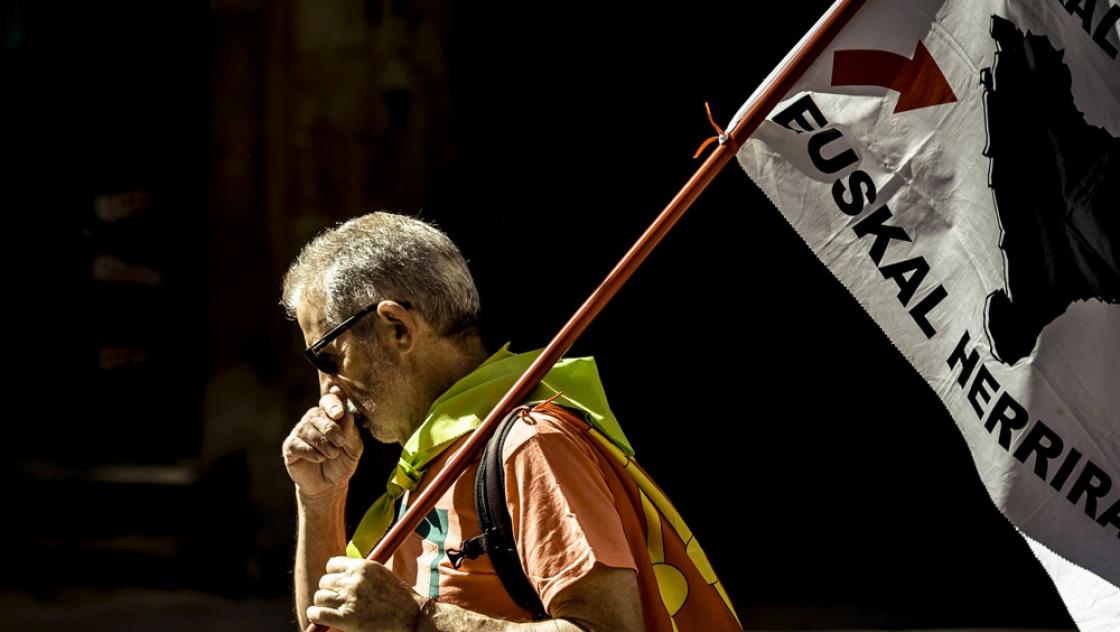 Ein baskischer Unabhängigkeitsbefürworter mit seiner Fahne am katalanischen Nationalfeiertag in Barcelona, Spanien (IMAGO / ZUMA Wire) Ein baskischer Unabhängigkeitsbefürworter mit seiner Fahne am katalanischen Nationalfeiertag in Barcelona, Spanien (IMAGO / ZUMA Wire)