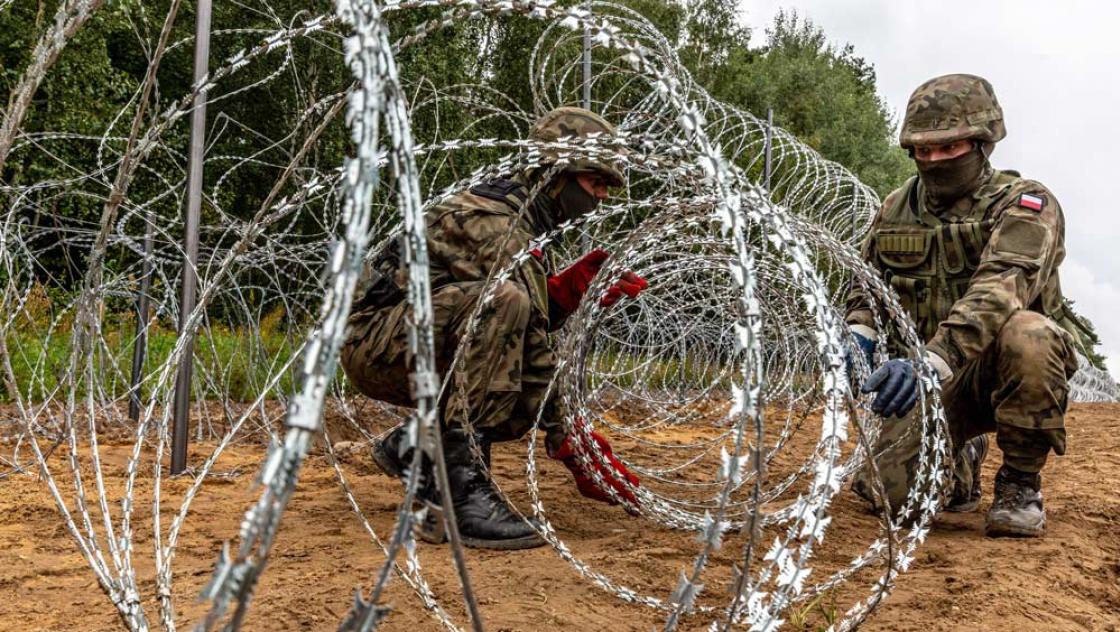 Soldaten der polnischen Armee errichten in Krynki einen Zaun entlang der weißrussischen Grenze, um Geflüchtete an der Einreise zu hindern, 27.8.2021 (IMAGO / NurPhoto)