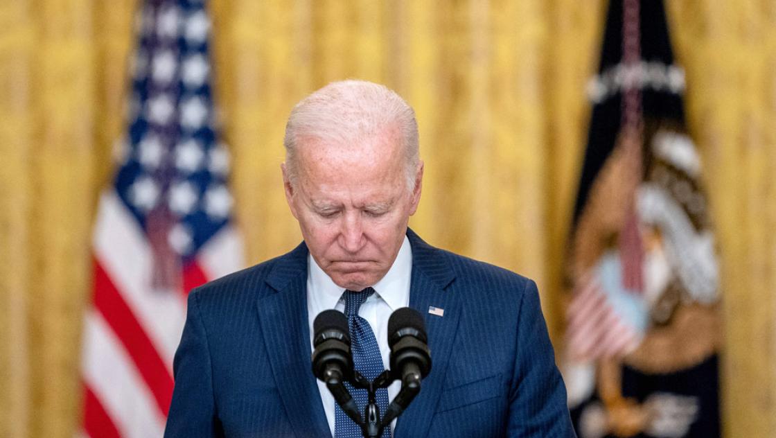 US-Präsident Joe Biden äußert sich im East Room des Weißen Hauses in Washington D.C. zu dem Terroranschlag am 26. August 2021, bei dem auf dem Hamid Karzai International Airport in Kabul US-Soldaten getötet und verwundet wurden. (IMAGO / UPI Photo)