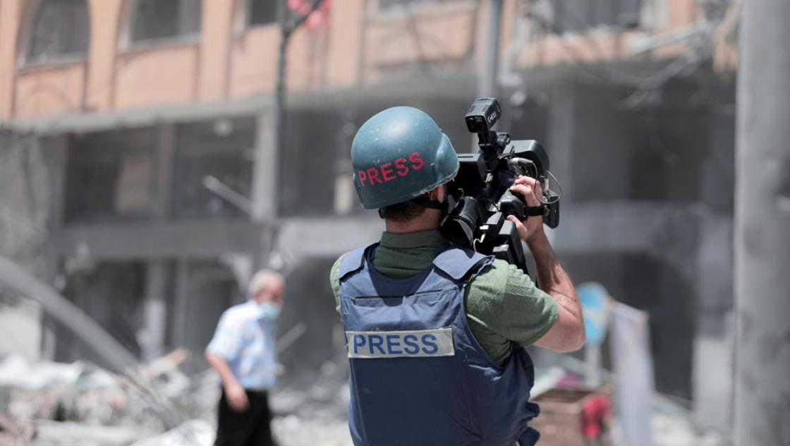 Ein palästinensischer Journalist vor den Trümmern des schwer beschädigten Al-Jawhara-Turms in Gaza-Stadt, 12.5.2021 (12.05.2021)