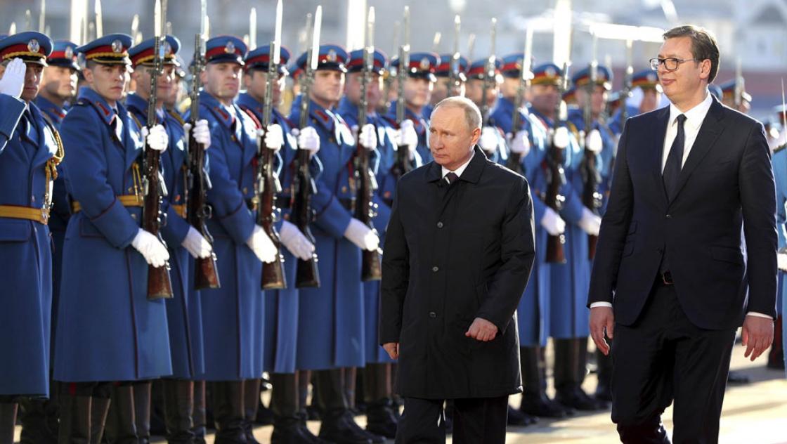 Der russische Präsident Wladimir Putin (links) wird vom serbischen Präsidenten Aleksandar Vucic mit militärischen Ehren in Belgrad begrüßt, 17.01.2019 (IMAGO / ZUMA Wire)