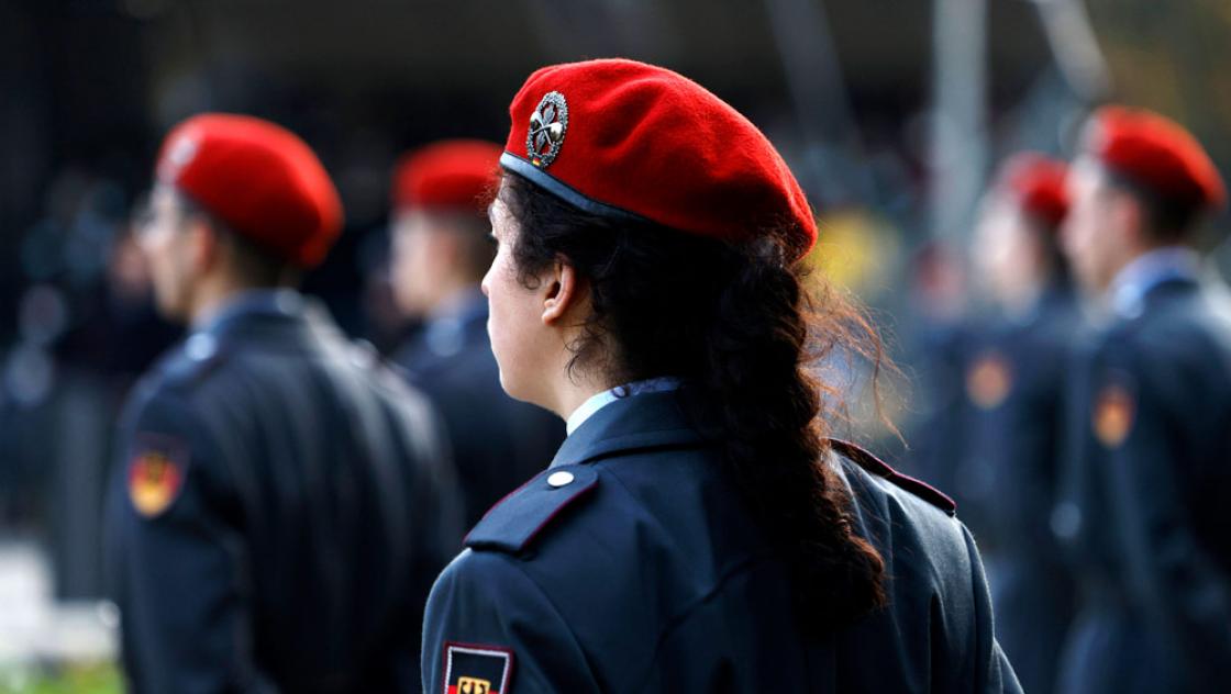 Rekruten und Rekrutinnen anlässlich des 66. Gründungsjahres der Bundeswehr vor der Villa Hammerschmidt in Bonn, 12.11.2021 (IMAGO / Future Image)