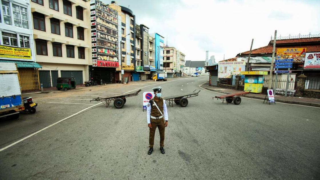 Ein Polizist während einer landesweiten Abriegelung zur Eindämmung der Ausbreitung des Covid-19-Coronavirus in Colombo / Sri Lanka, 21.8.2021 (IMAGO / ZUMA Wire)